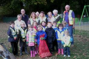 Bulb Planting Group Crofton Lions and Anne Dale Infants 017